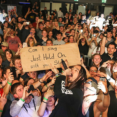 Ausgelassene Stimmung beim Steve Aoki Konzert in der Halle 1 am Messezentrum Salzburg.