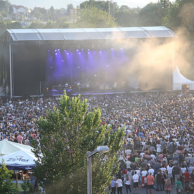 Unzählige Besucher lauschten der Musik von Wanda am Open Air Wochenende.