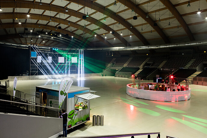 Beim HTL Ball tanzten unzählige Jugendliche am DJ Floor in der Salzburgarena.