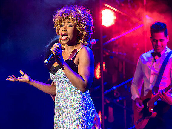 Die Erfolgs-Show um Rock-Legende Tina Turner kommt am 22. April 2022 in die Salzburgarena.