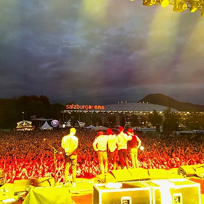 Wanda auf der Salzburg Open Air Bühne im Jahr 2018.