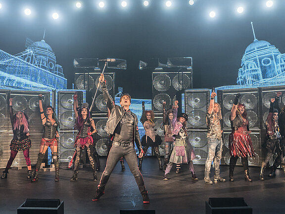 Der Welterfolg mit den 24 größten Queen-Songs - We Will Rock You - Das Hit-Musical von Queen und Ben Elton.