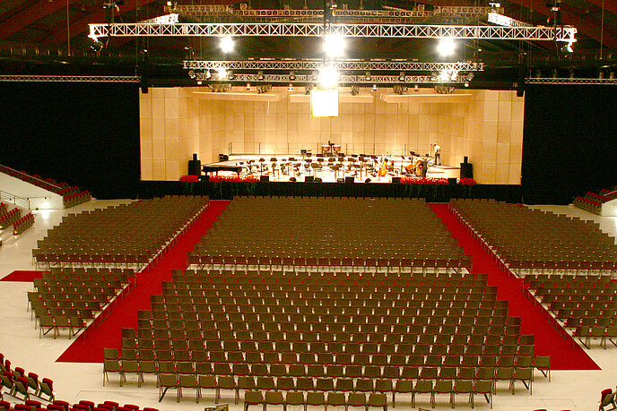 Der Bühnenbereich in der Salzburgarena lässt sich individuell auf jede Veranstaltung anpassen.